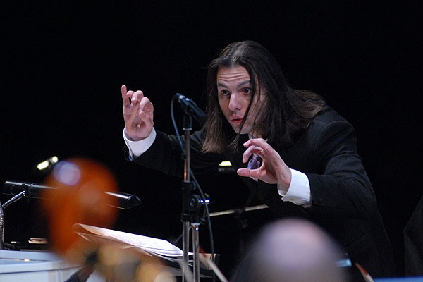 Воодушевленный Курентзис за работой