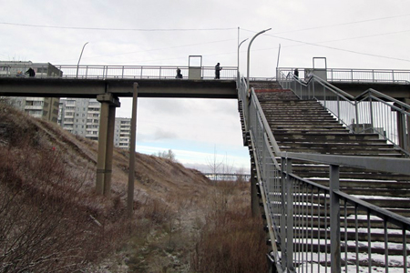 Красноярские школьники сбросили бомжа с моста Красноярские школьники сбросили бомжа с моста