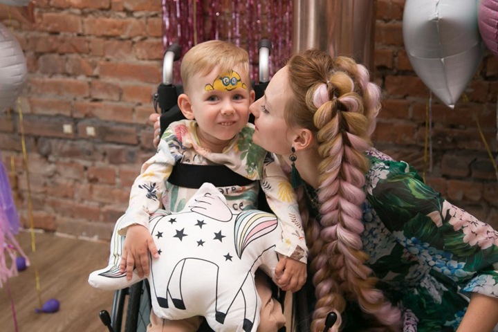 «Мы вынуждены сидеть и ждать, а время уходит»: почему маленький новосибирец не может получить нужное лекарство