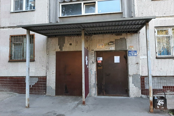 Новосибирец напал с ножом на знакомого и бросил его умирать в лифте Новосибирец напал с ножом на знакомого и бросил его умирать в лифте