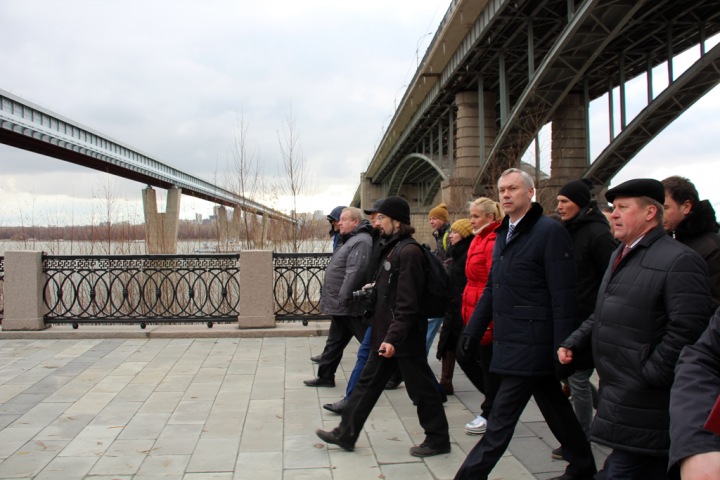 Новосибирскую набережную проверили ногами первых лиц: фото