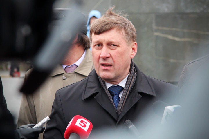 Локоть признал «сложности» с конкурсами на рекламные конструкции