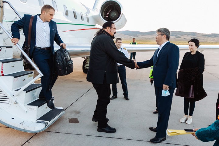 Полиция Бурятии усмотрела «превосходство над окружающими» в попытке поприветствовать Стивена Сигала