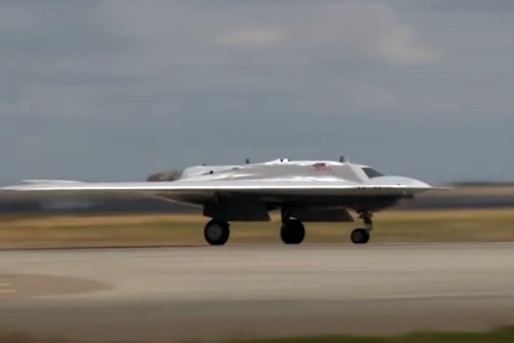 Новосибирский завод представил первый готовый беспилотник «Охотник» для Минобороны Новосибирский завод представил первый готовый беспилотник «Охотник» для Минобороны