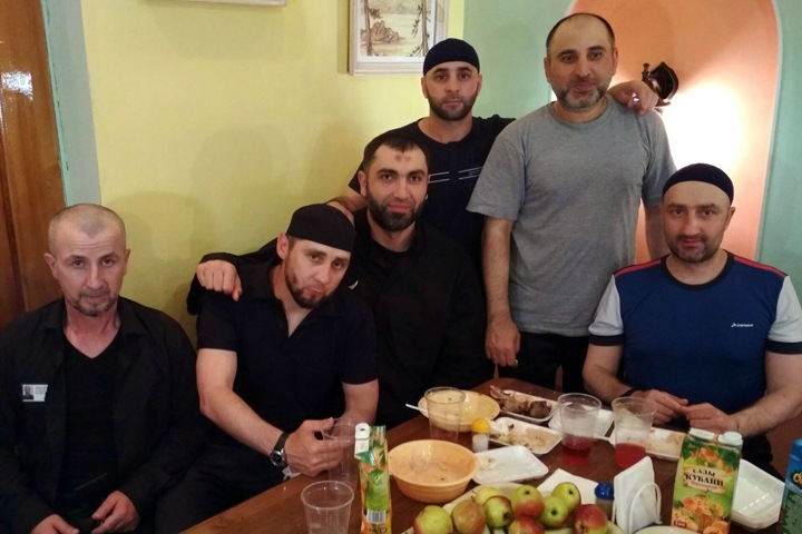 Опубликованы фото застолья с осужденным за убийство Немцова в иркутской колонии Опубликованы фото застолья с осужденным за убийство Немцова в иркутской колонии