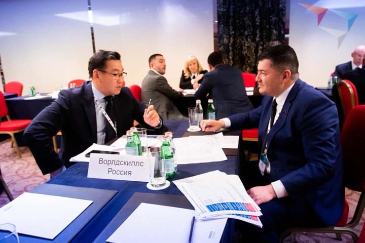 Первый зампред правительства Бурятии извинился за слова о «чертях» на площади Советов Первый зампред правительства Бурятии извинился за слова о «чертях» на площади Советов