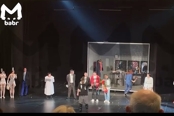 Бурятский актер заявил о давлении руководства и порезал запястья прямо на сцене. Прокуратура начала проверку