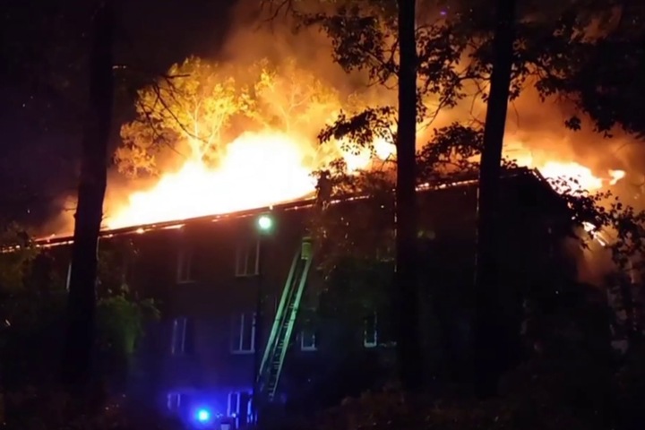 Роддом загорелся после удара молнии в Иркутской области Роддом загорелся после удара молнии в Иркутской области