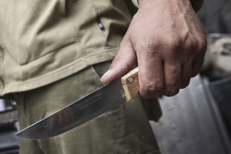 Иркутянин зарезал престарелую мать и 19-летнюю дочь, а затем покончил с собой Иркутянин зарезал престарелую мать и 19-летнюю дочь, а затем покончил с собой