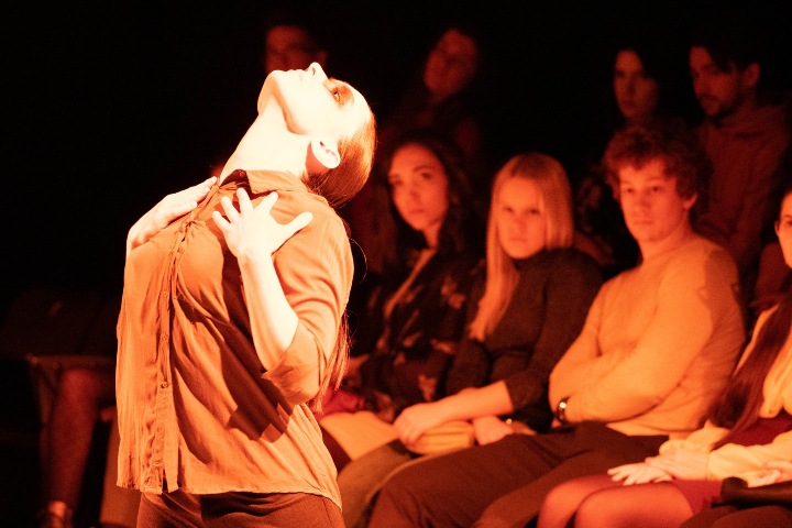 Спектакль о домашнем насилии покажут онлайн в Новосибирске