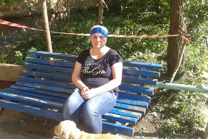 Кусок бетона упал с дома на голову жительнице Омска 