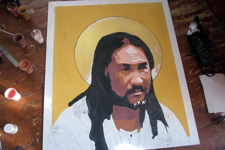 «Дойди и изгони»: новосибирский художник пишет портрет задержанного шамана, который шел к Путину