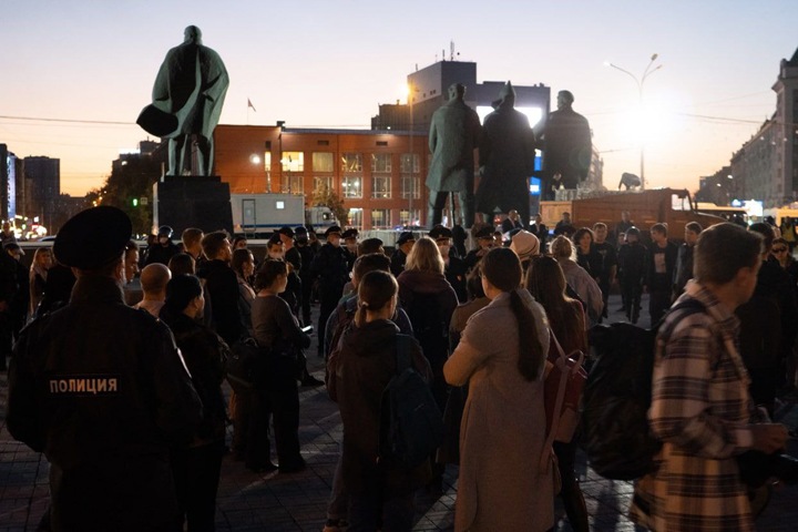 Шесть новосибирцев задержали на акции против «частичной мобилизации» Шесть новосибирцев задержали на акции против «частичной мобилизации»