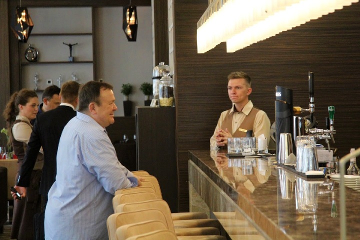 Новосибирский губернатор продлил запрет на работу ресторанов до августа Новосибирский губернатор продлил запрет на работу ресторанов до августа