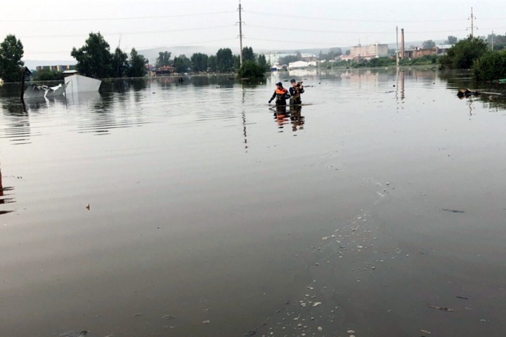 Вода начала переливаться через дамбу в Тулуне