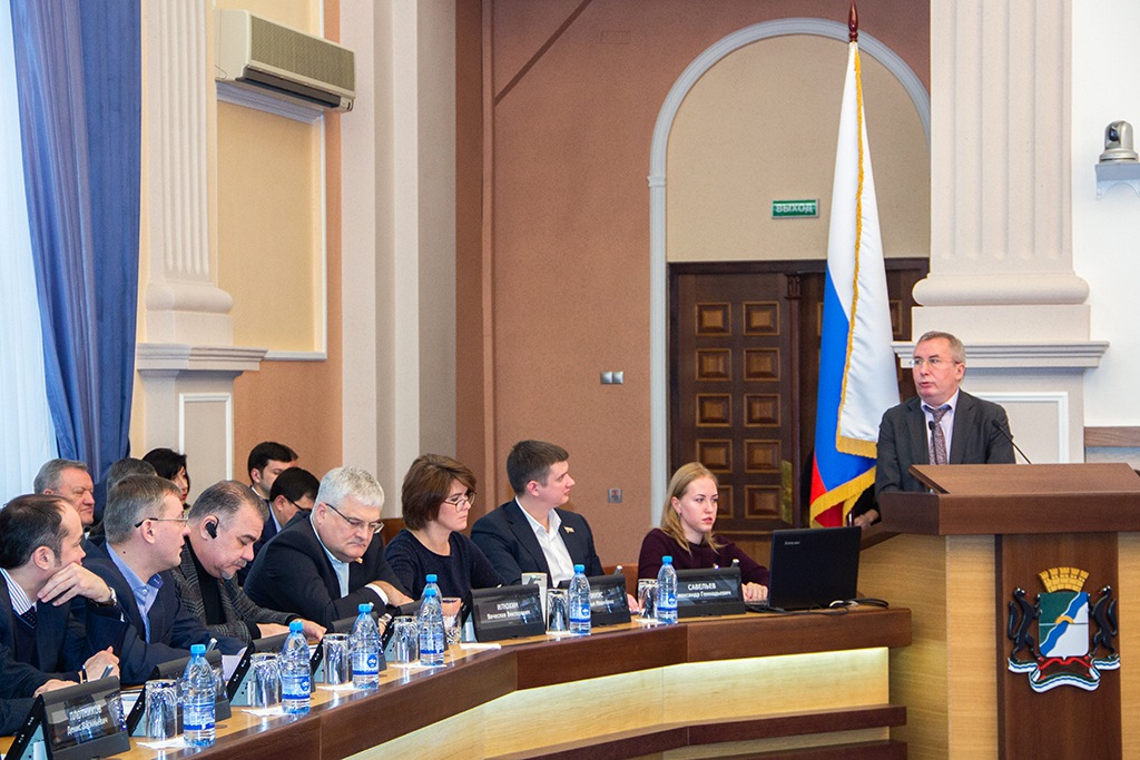 Депутаты городского совета и Александр Веселков (за трибуной) Депутаты городского совета и Александр Веселков (за трибуной)