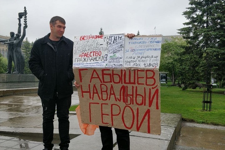 Вышедшие на кормление голубей новосибирцы заявили о провокаторе, скрывающемся в пункте полиции Вышедшие на кормление голубей новосибирцы заявили о провокаторе, скрывающемся в пункте полиции