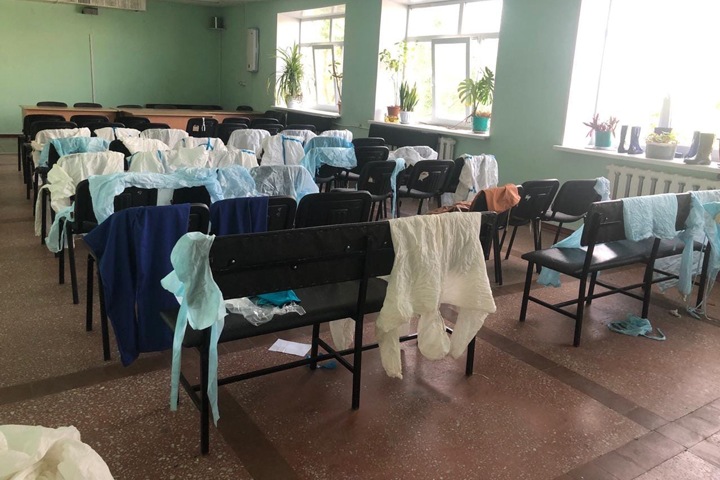 Омский минздрав пригрозил уголовным делом под новостью в соцсетях о стирке одноразовых костюмов медиков Омский минздрав пригрозил уголовным делом под новостью в соцсетях о стирке одноразовых костюмов медиков