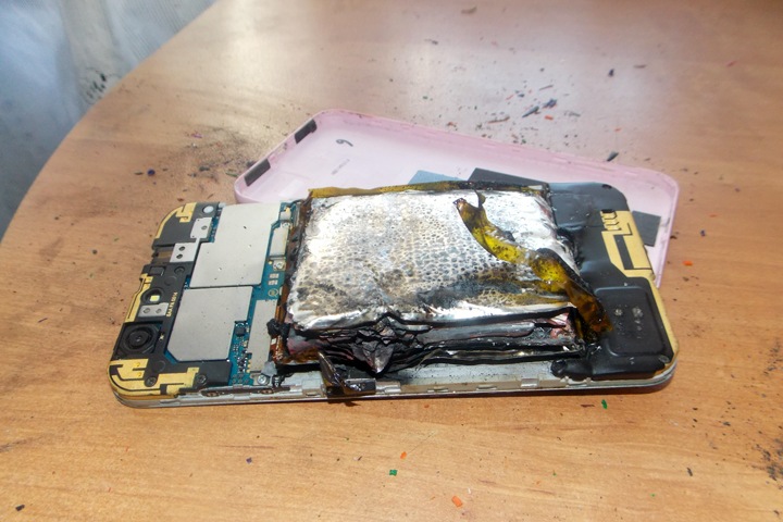 Телефон ZTE загорелся в руках школьницы из Новосибирска во время просмотра «ВКонтакте» Телефон ZTE загорелся в руках школьницы из Новосибирска во время просмотра «ВКонтакте»