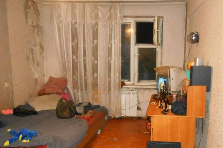 Пьяный житель Минусинска пытался выбросить из окна годовалую дочь из-за ссоры с женой Пьяный житель Минусинска пытался выбросить из окна годовалую дочь из-за ссоры с женой