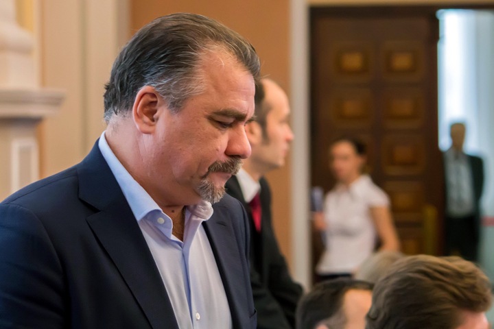 Новосибирские депутаты поспорили из-за пивного ларька: «Мне будут шишки, а ему пышки» Новосибирские депутаты поспорили из-за пивного ларька: «Мне будут шишки, а ему пышки»