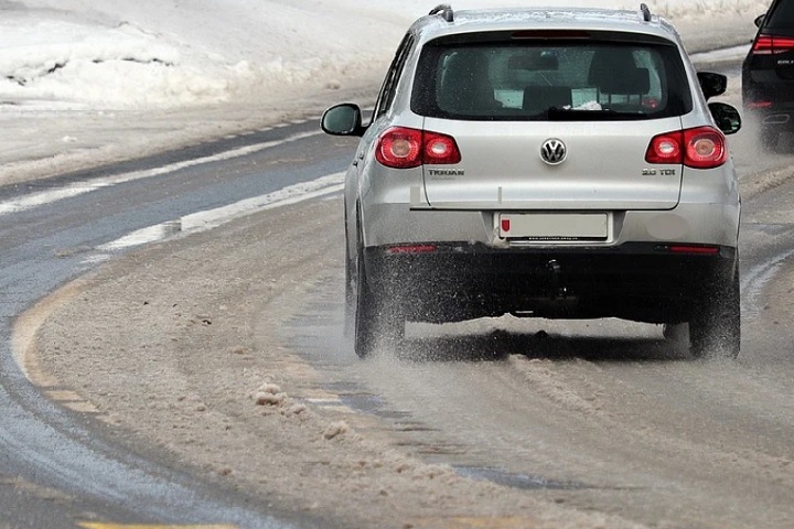 Дороги в Красноярске будут поливать рассолом Дороги в Красноярске будут поливать рассолом
