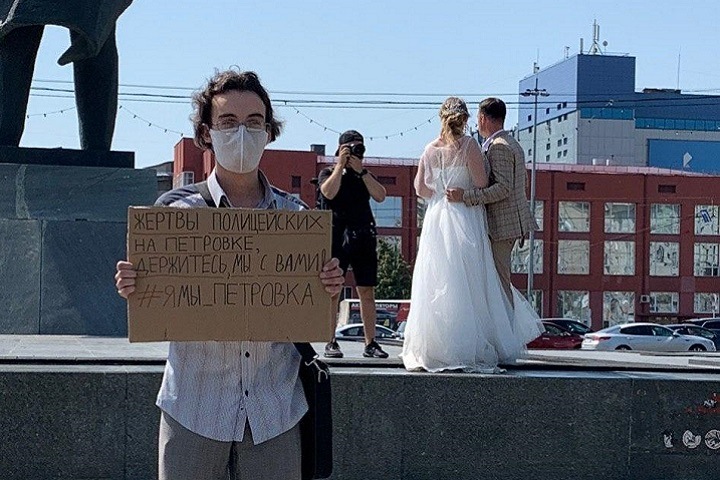 Новосибирец вышел на пикет в поддержку задержанных на московском шествии против поправок в Конституцию Новосибирец вышел на пикет в поддержку задержанных на московском шествии против поправок в Конституцию