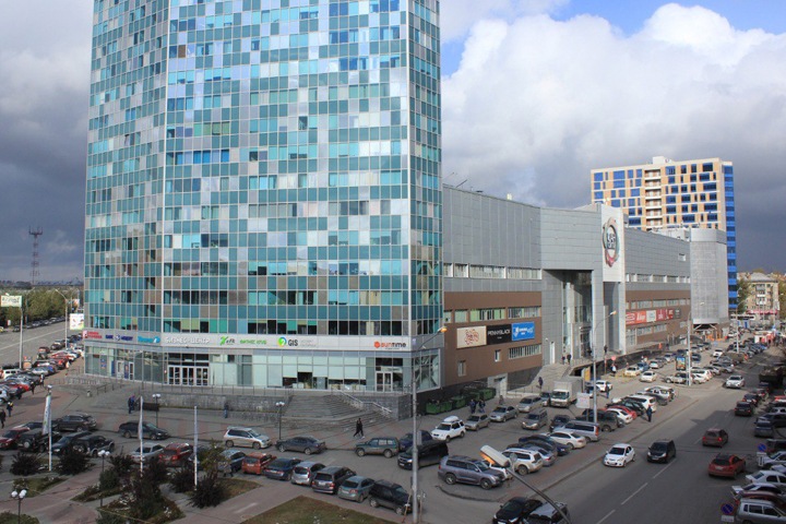 Бесплатную 12-часовую парковку отменили в популярном новосибирском ТЦ