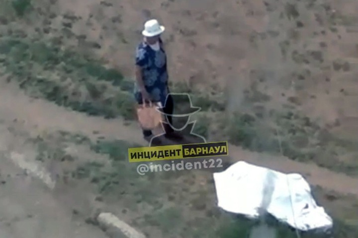 Выпавшего из окна на алтайском курорте мужчину накрыли простыней и уехали