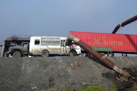 Грузовик уронил трубопровод на автобус в Норильске, два человека пострадали Грузовик уронил трубопровод на автобус в Норильске, два человека пострадали