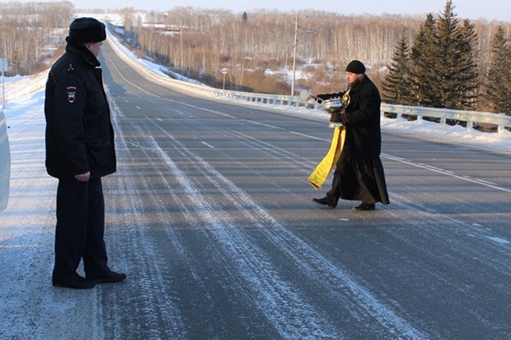 Священник окропил трассу в Красноярском крае по просьбе ГИБДД