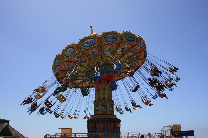 Уголовное дело возбудили после падения женщины с аттракциона в Омске