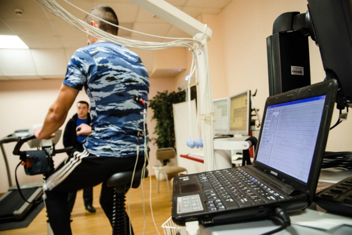 Уральские ученые изобрели футболку, которая следит за здоровьем спортсменов Уральские ученые изобрели футболку, которая следит за здоровьем спортсменов