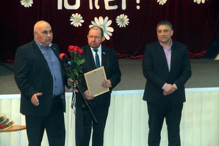 Бердского депутата-единоросса и его сына обвинили в нападении с ножом