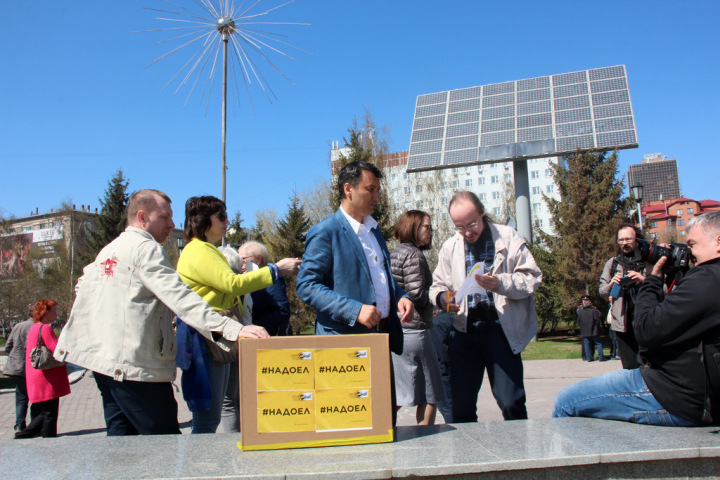 Новосибирцы собрали письма против нового срока Путина Новосибирцы собрали письма против нового срока Путина