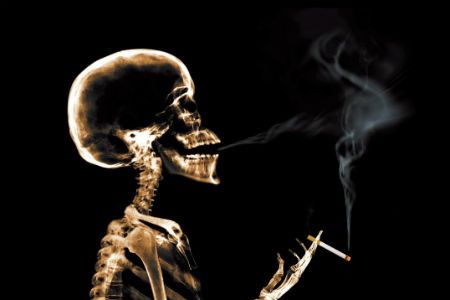 Жительница Хакасии чуть не зарезала брата из-за курения на кухне Жительница Хакасии чуть не зарезала брата из-за курения на кухне