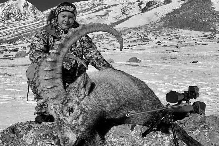 Полиция заявила, что московская охотница законно застрелила козерога на Алтае Полиция заявила, что московская охотница законно застрелила козерога на Алтае