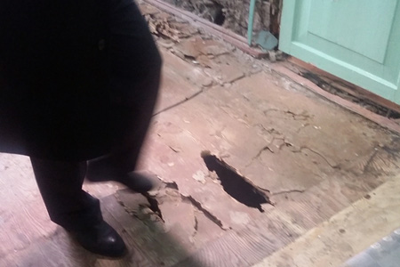 Иркутский депутат провалился под гнилой пол в районной больнице 