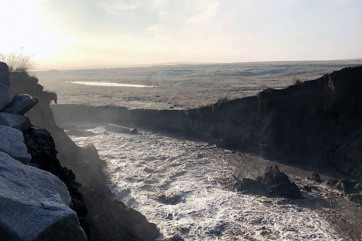 Дамбу прорвало в Хакасии. Подтоплены дома