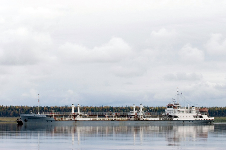 Нефтяной танкер получил пробоину на Енисее