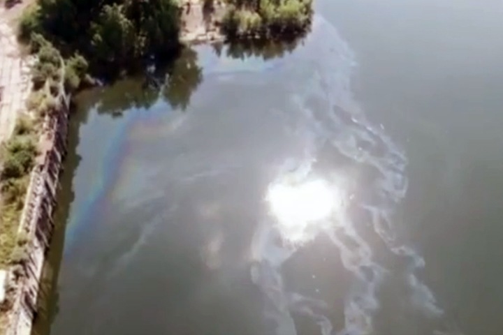 Большие масляные пятна нашли на Енисее в Красноярске