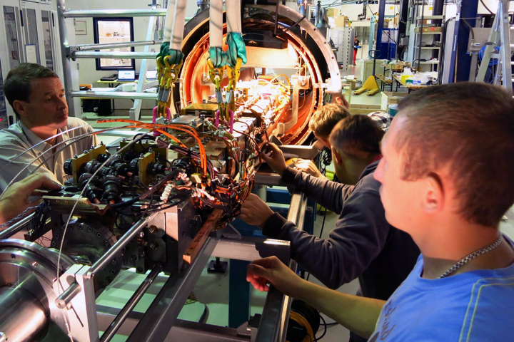 Сибирские ученые разработали генератор излучения для европейского коллайдера Сибирские ученые разработали генератор излучения для европейского коллайдера