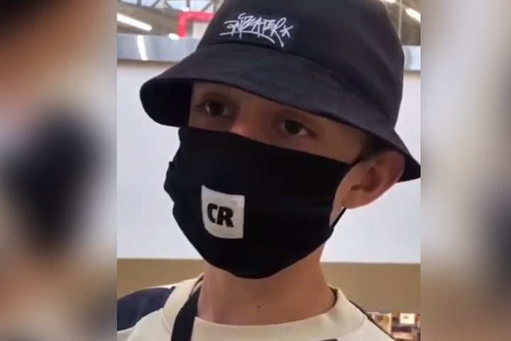 Неизвестный облил мочой девушку в новосибирской «Ауре». Он принял ее за ЛГБТ-персону