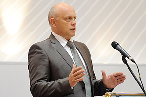 Омский губернатор пообещал три года не поднимать зарплату чиновникам