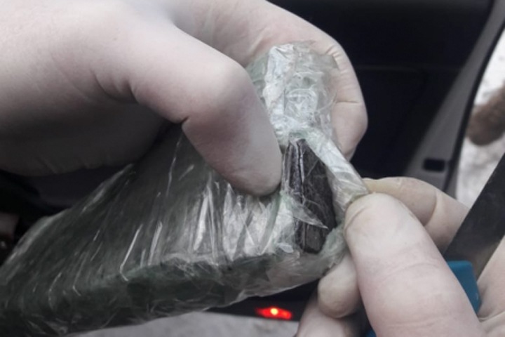Гашиш на 1 млн рублей изъяли у водителя в Красноярском крае Гашиш на 1 млн рублей изъяли у водителя в Красноярском крае