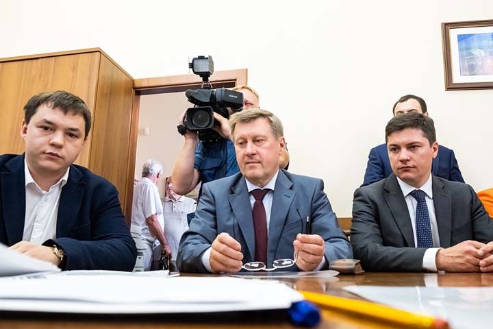 Локоть допустил уход в отпуск во время избирательной кампании