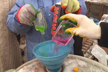 Красноярские полицейские уничтожили 300 литров контрафактного алкоголя (видео) Красноярские полицейские уничтожили 300 литров контрафактного алкоголя (видео)