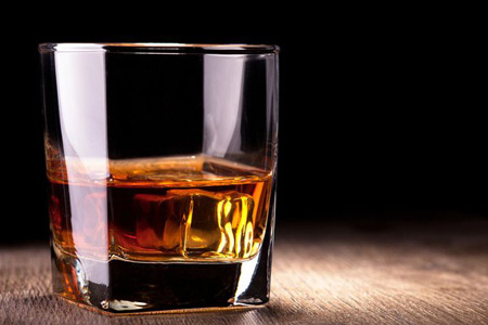 Четыре человека скончались, более 20 госпитализированы после употребления виски в Красноярске