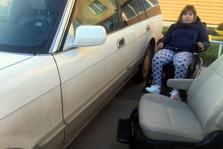 «Я хочу спокойно воспитывать ребенка»: у семьи девочки с ДЦП забрали парковку в Новосибирске