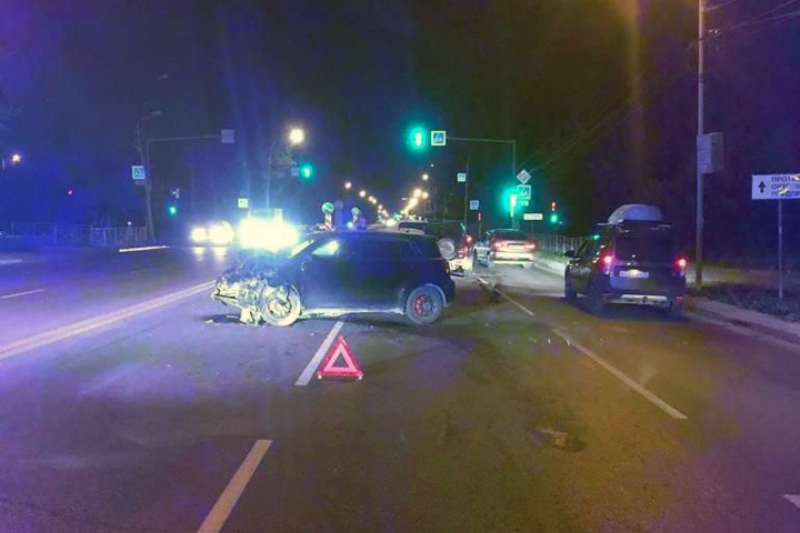 Троих детей увезли в больницу после аварии в Новосибирске Троих детей увезли в больницу после аварии в Новосибирске